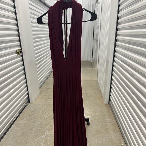 LIKE NEW! Lulus convertible maxi dress - Medium in Burgundy - Picture 3 of 3